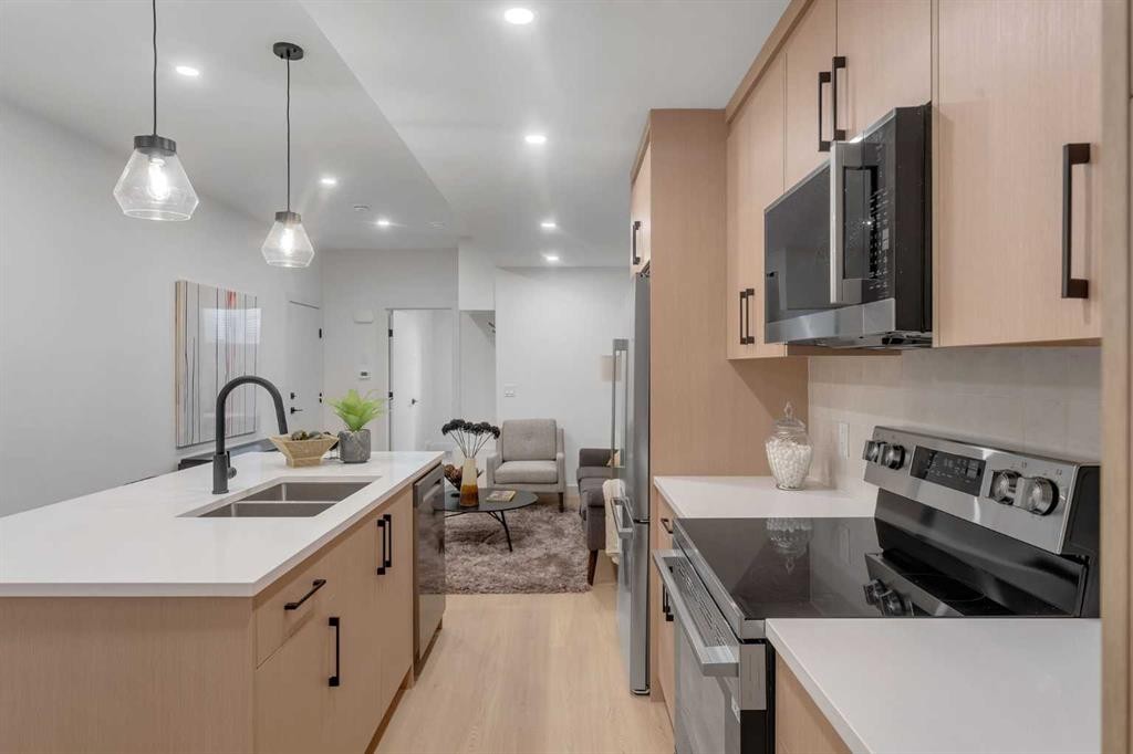 2136 5 Avenue Nw, Calgary, AB - Indoor Photo Showing Kitchen With Double Sink With Upgraded Kitchen