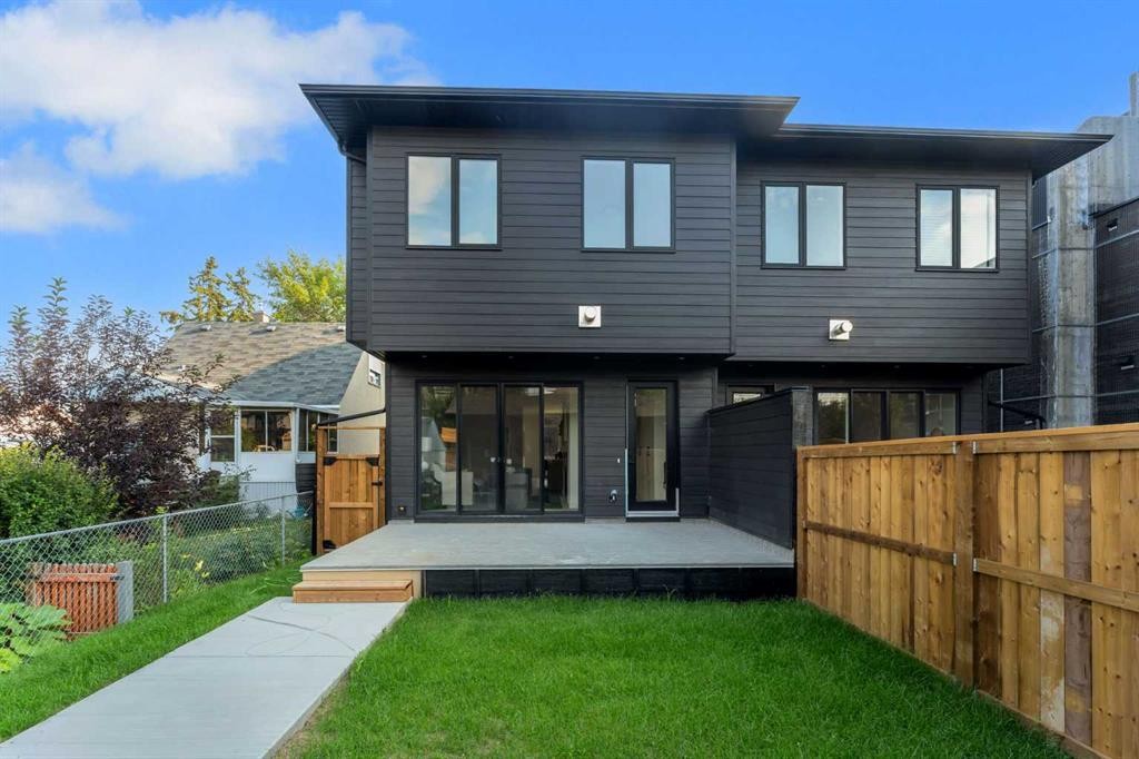 2136 5 Avenue Nw, Calgary, AB - Outdoor