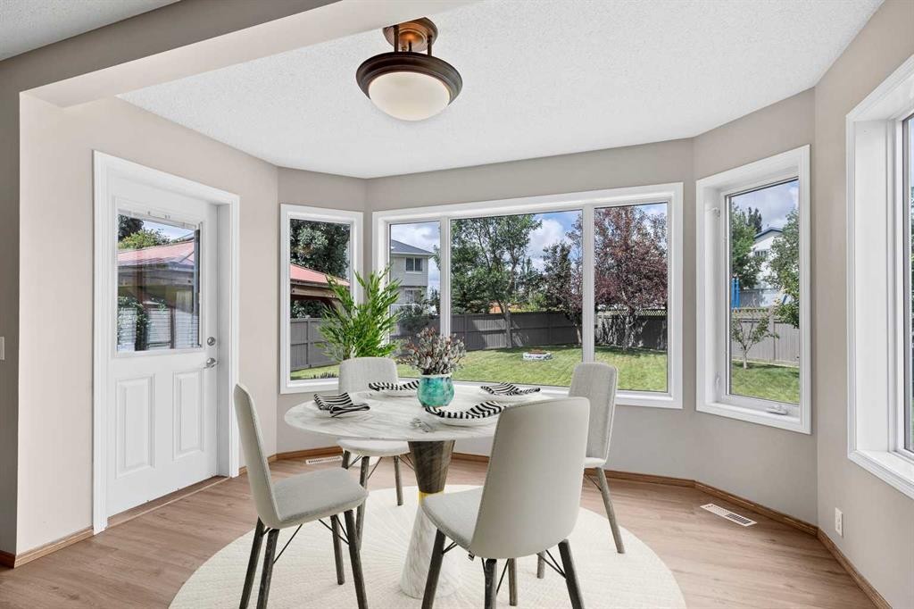 249 Scotia Point Nw, Calgary, AB - Indoor Photo Showing Dining Room
