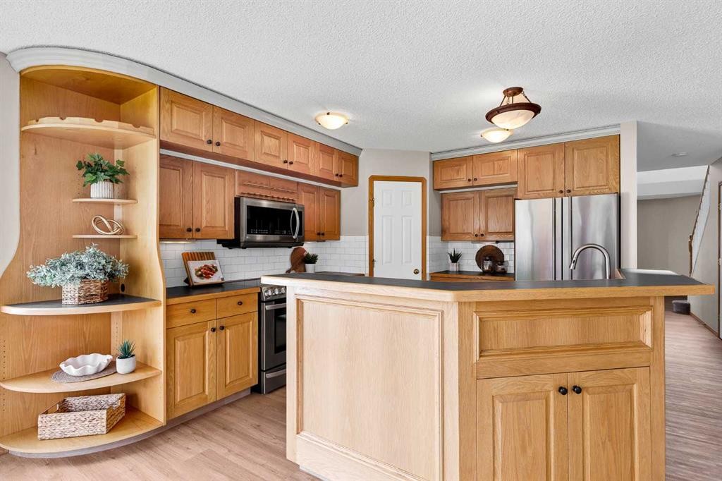 249 Scotia Point Nw, Calgary, AB - Indoor Photo Showing Kitchen