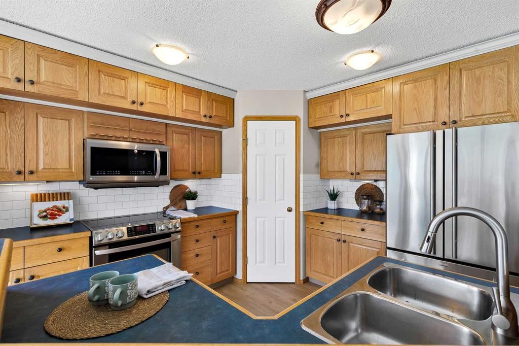 249 Scotia Point Nw, Calgary, AB - Indoor Photo Showing Kitchen With Double Sink