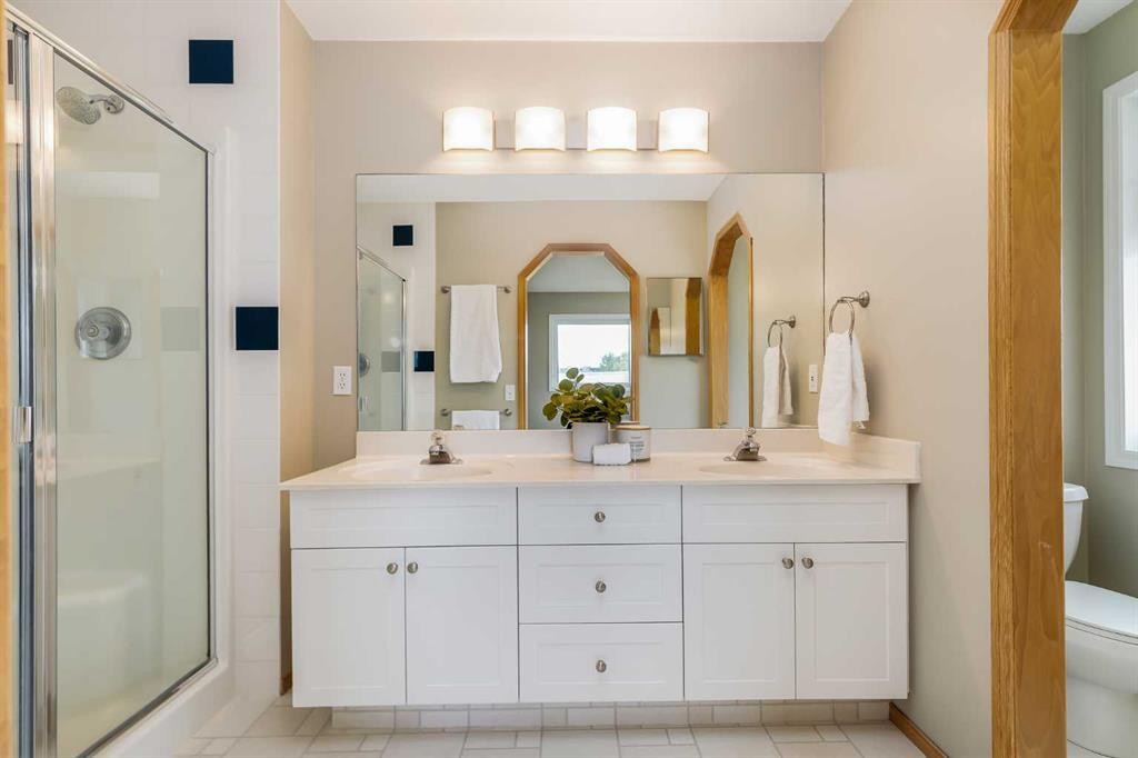 249 Scotia Point Nw, Calgary, AB - Indoor Photo Showing Bathroom