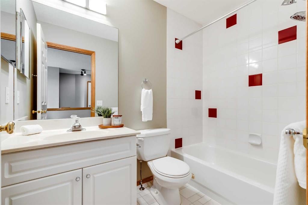 249 Scotia Point Nw, Calgary, AB - Indoor Photo Showing Bathroom