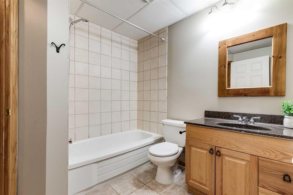 249 Scotia Point Nw, Calgary, AB - Indoor Photo Showing Bathroom