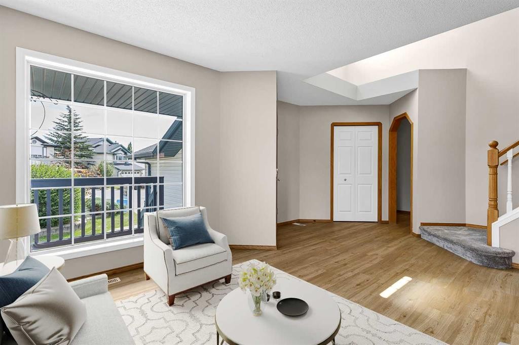 249 Scotia Point Nw, Calgary, AB - Indoor Photo Showing Living Room