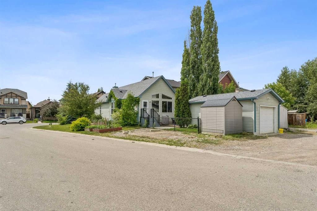 2046 New Brighton Gardens Se, Calgary, AB - Outdoor