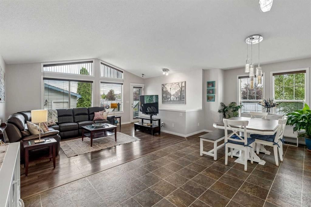 2046 New Brighton Gardens Se, Calgary, AB - Indoor