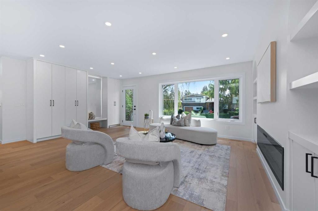 88 Cheyenne Crescent Nw, Calgary, AB - Indoor Photo Showing Living Room