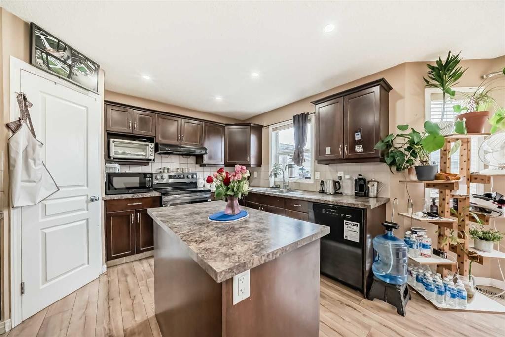 1066 Taradale Drive Ne, Calgary, AB - Indoor Photo Showing Kitchen