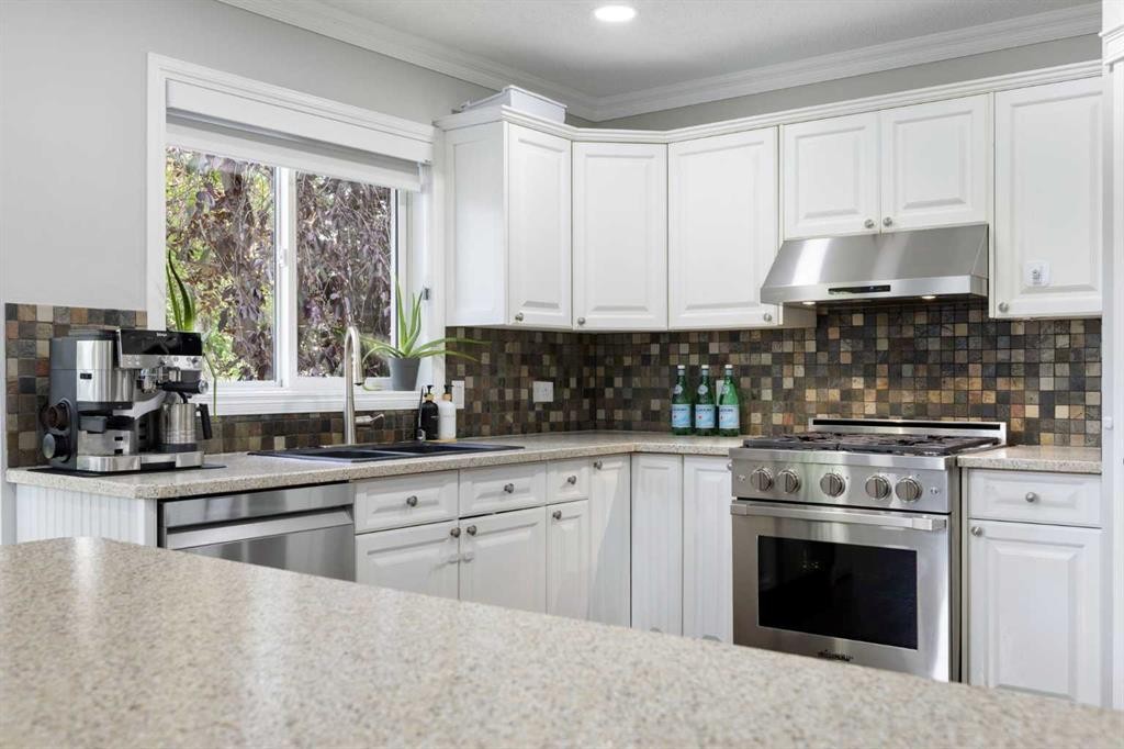 13 Somerset Park Sw, Calgary, AB - Indoor Photo Showing Kitchen With Double Sink With Upgraded Kitchen