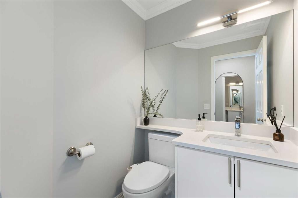 13 Somerset Park Sw, Calgary, AB - Indoor Photo Showing Bathroom