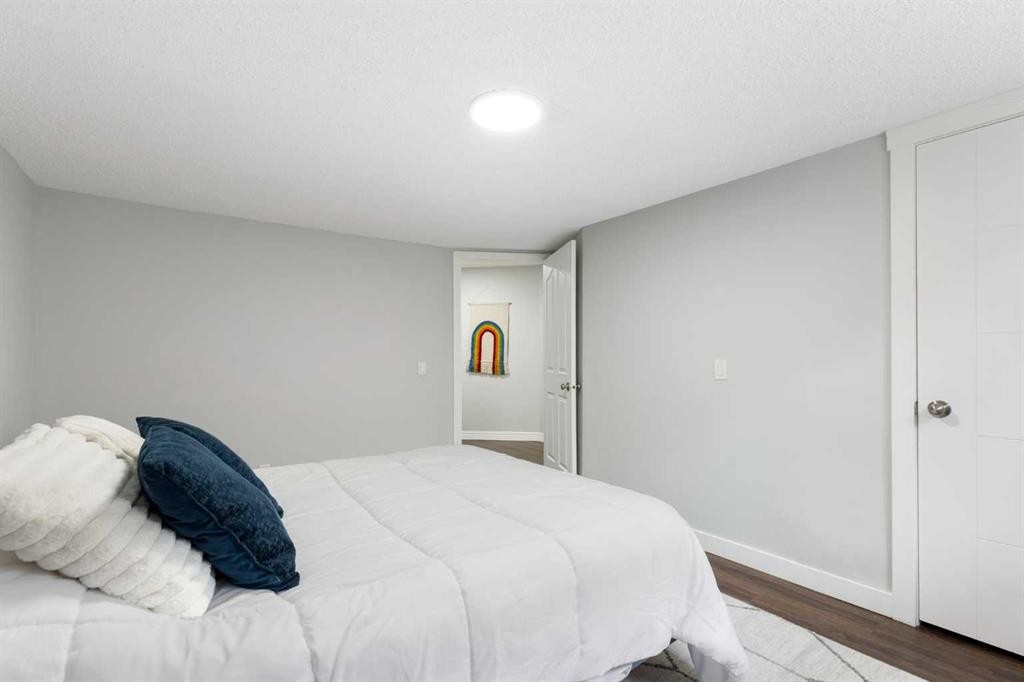 13 Somerset Park Sw, Calgary, AB - Indoor Photo Showing Bedroom
