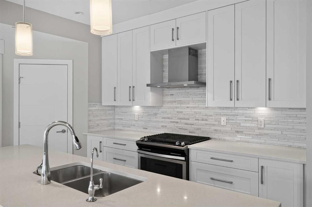 4-2416 30 Street Sw, Calgary, AB - Indoor Photo Showing Kitchen With Double Sink With Upgraded Kitchen