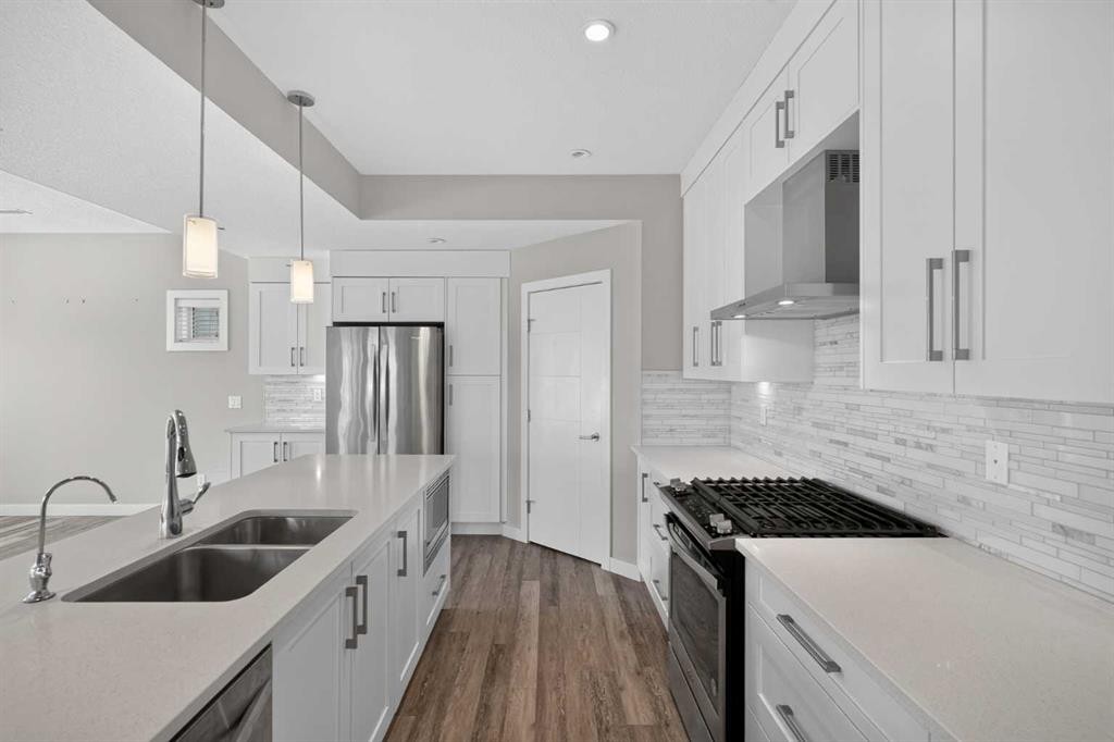 4-2416 30 Street Sw, Calgary, AB - Indoor Photo Showing Kitchen With Stainless Steel Kitchen With Double Sink With Upgraded Kitchen