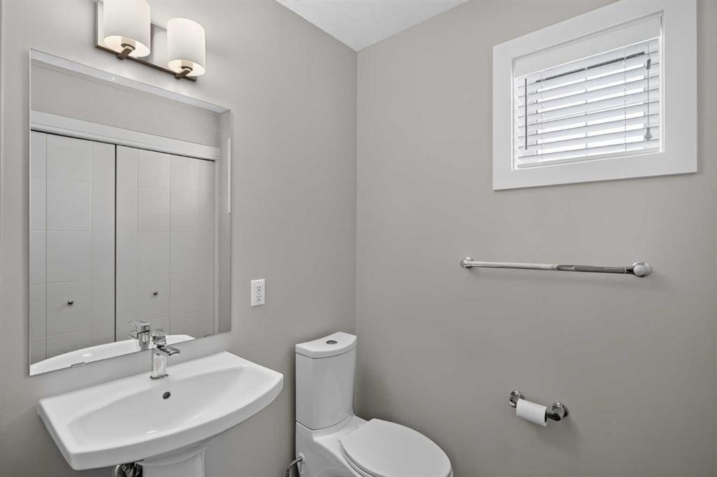 4-2416 30 Street Sw, Calgary, AB - Indoor Photo Showing Bathroom