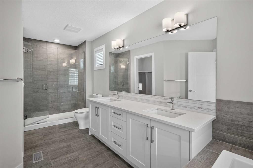 4-2416 30 Street Sw, Calgary, AB - Indoor Photo Showing Bathroom