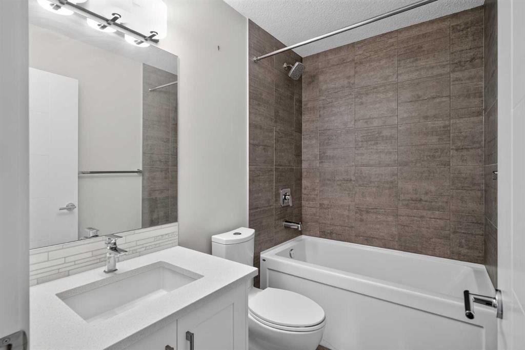 4-2416 30 Street Sw, Calgary, AB - Indoor Photo Showing Bathroom
