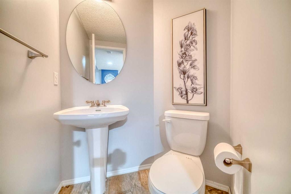 81 Prestwick Avenue Se, Calgary, AB - Indoor Photo Showing Bathroom