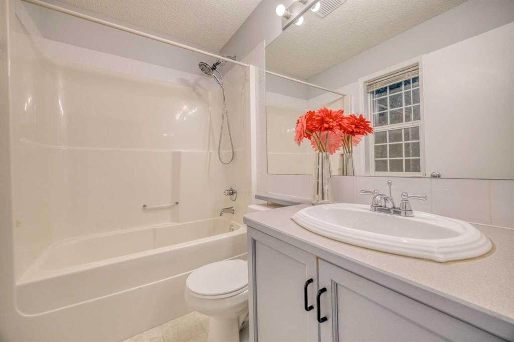 81 Prestwick Avenue Se, Calgary, AB - Indoor Photo Showing Bathroom