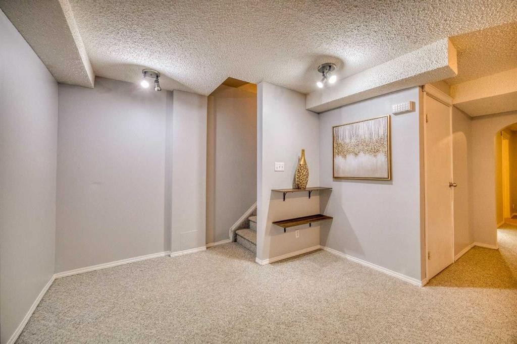 81 Prestwick Avenue Se, Calgary, AB - Indoor Photo Showing Other Room