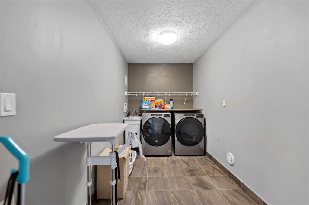68 Nolanlake Point Nw, Calgary, AB - Indoor Photo Showing Laundry Room