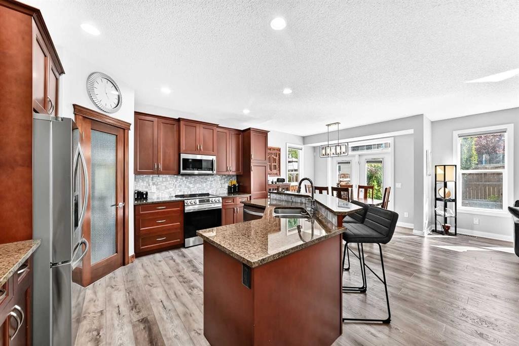 144 Pantego Close Nw, Calgary, AB - Indoor Photo Showing Kitchen With Upgraded Kitchen