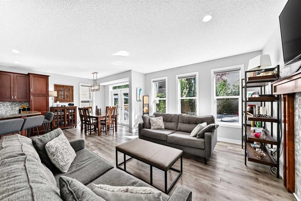 144 Pantego Close Nw, Calgary, AB - Indoor Photo Showing Living Room