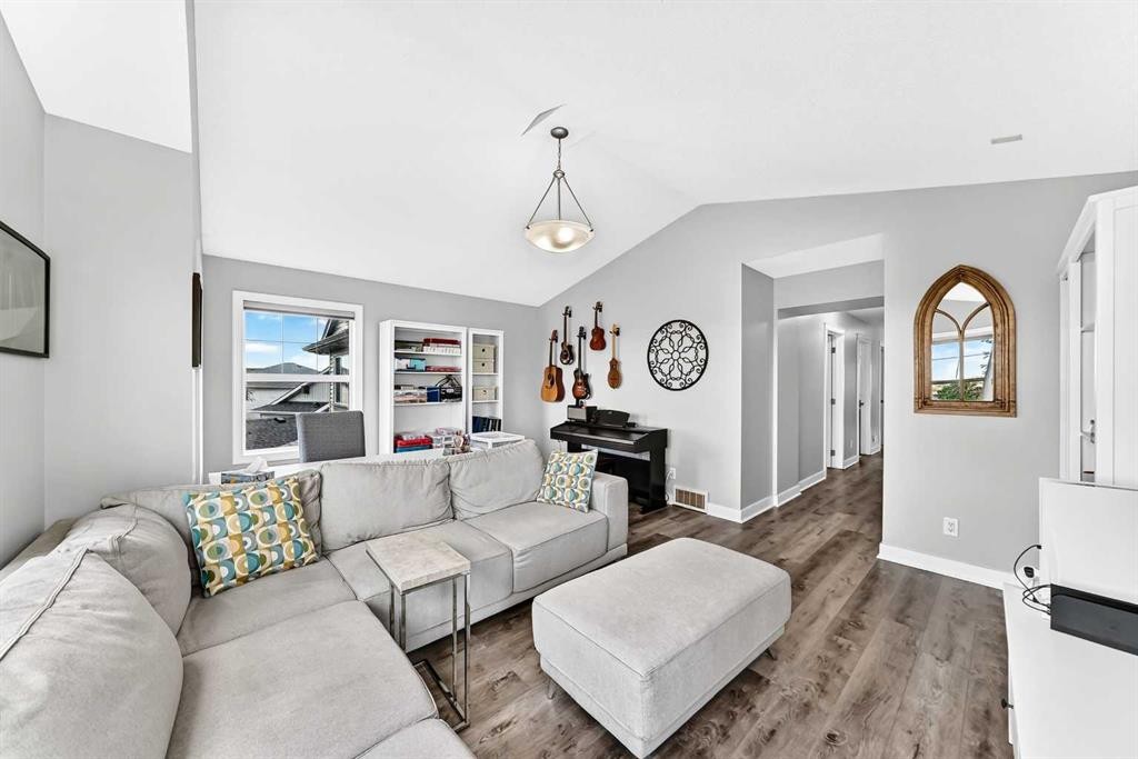 144 Pantego Close Nw, Calgary, AB - Indoor Photo Showing Living Room