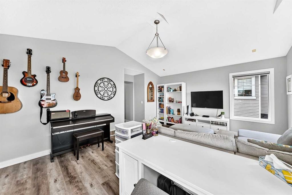 144 Pantego Close Nw, Calgary, AB - Indoor Photo Showing Living Room