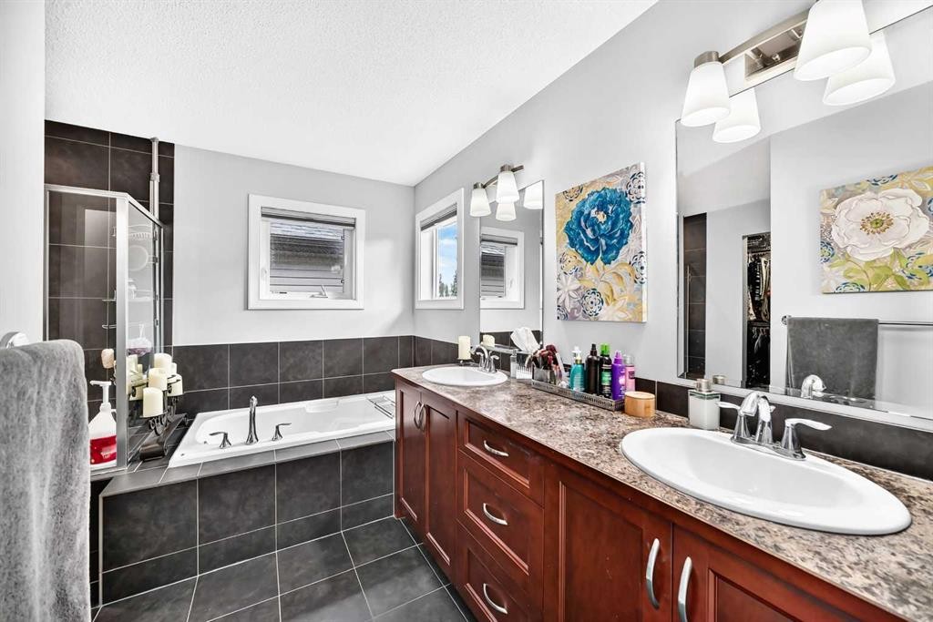 144 Pantego Close Nw, Calgary, AB - Indoor Photo Showing Bathroom