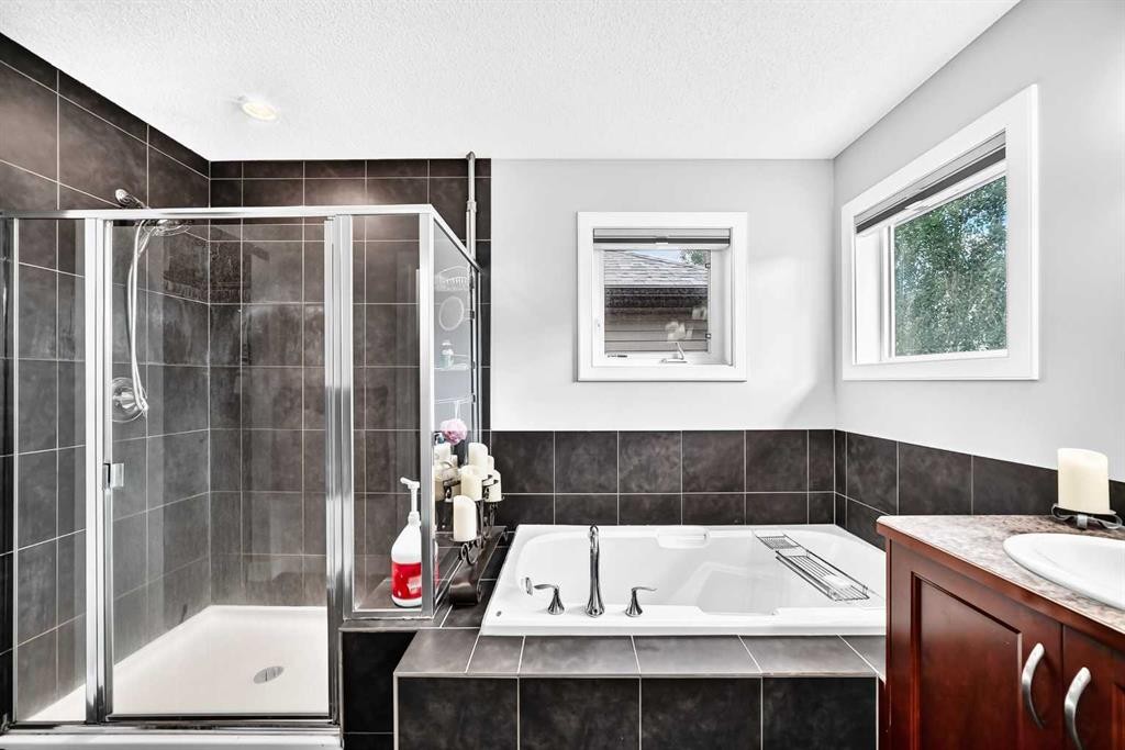 144 Pantego Close Nw, Calgary, AB - Indoor Photo Showing Bathroom