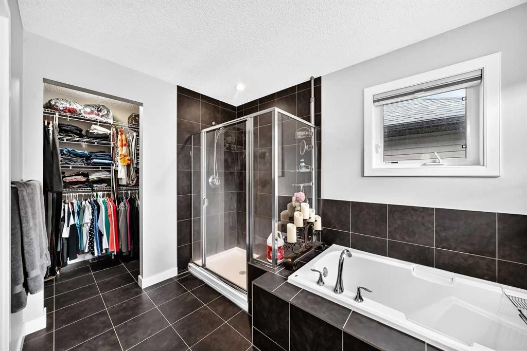 144 Pantego Close Nw, Calgary, AB - Indoor Photo Showing Bathroom