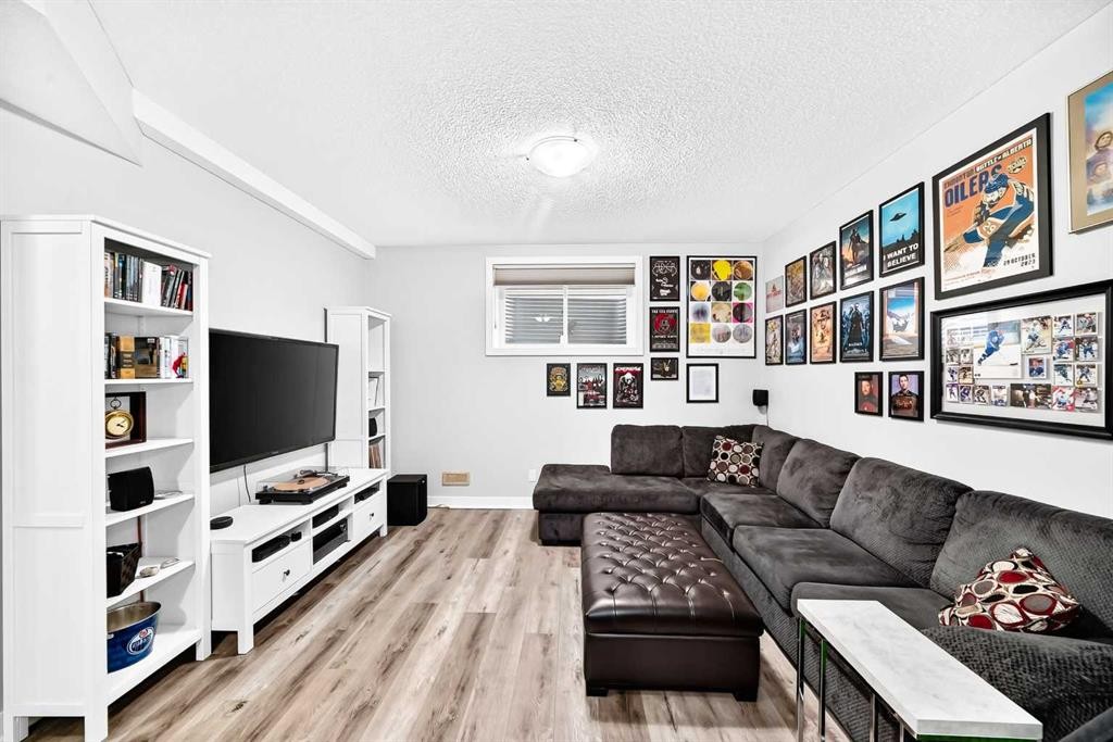 144 Pantego Close Nw, Calgary, AB - Indoor Photo Showing Living Room