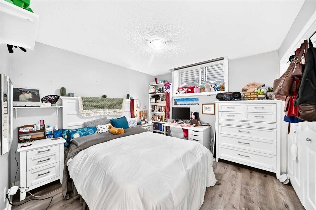 144 Pantego Close Nw, Calgary, AB - Indoor Photo Showing Bedroom
