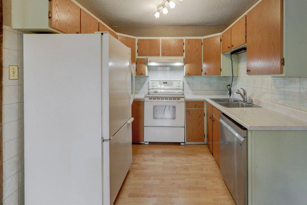 2009 41 Street Se, Calgary, AB - Indoor Photo Showing Kitchen With Double Sink