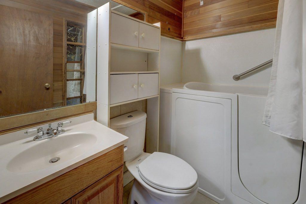 2009 41 Street Se, Calgary, AB - Indoor Photo Showing Bathroom