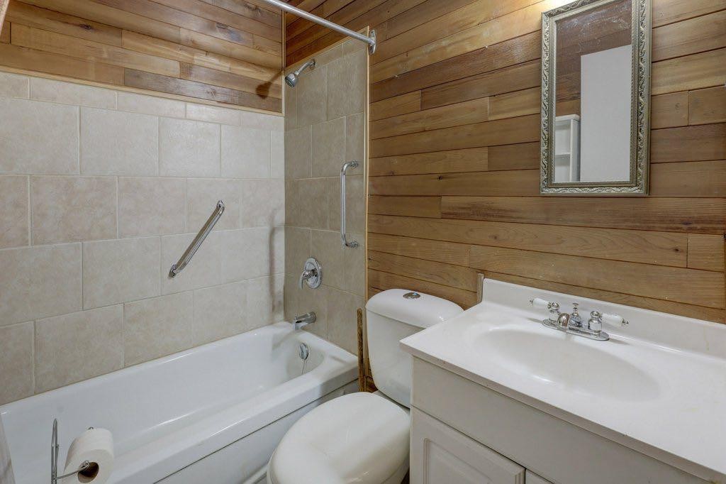 2009 41 Street Se, Calgary, AB - Indoor Photo Showing Bathroom