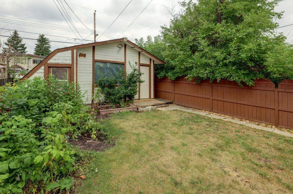2009 41 Street Se, Calgary, AB - Outdoor
