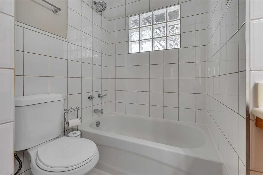 3324 Morley Crescent Nw, Calgary, AB - Indoor Photo Showing Bathroom