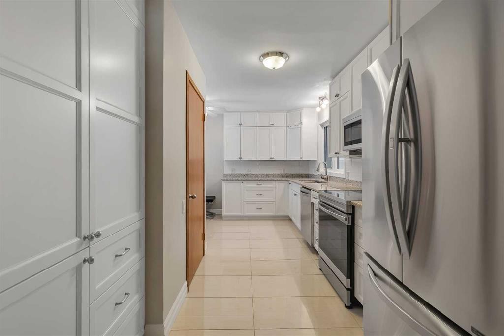 3324 Morley Crescent Nw, Calgary, AB - Indoor Photo Showing Kitchen With Upgraded Kitchen