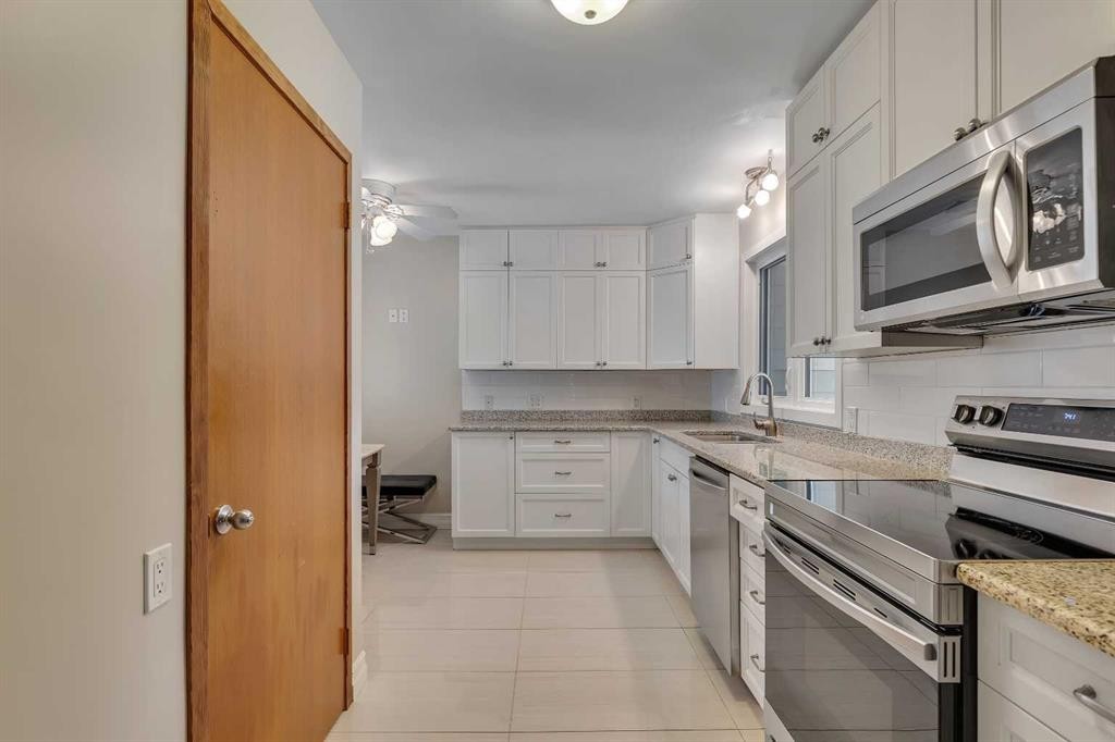 3324 Morley Crescent Nw, Calgary, AB - Indoor Photo Showing Kitchen With Upgraded Kitchen
