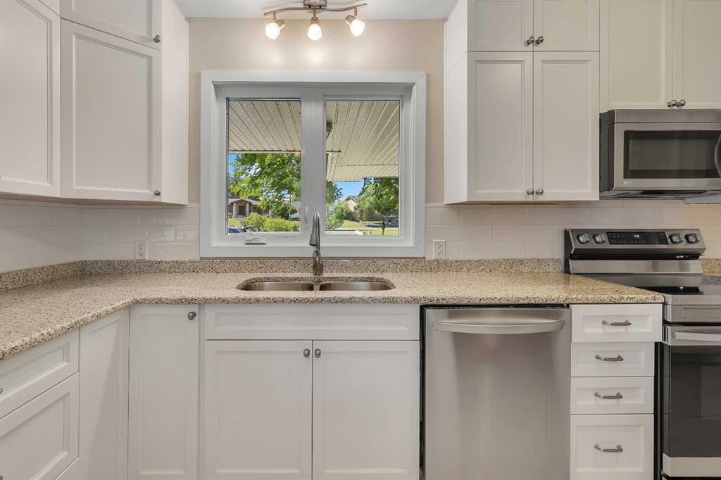 3324 Morley Crescent Nw, Calgary, AB - Indoor Photo Showing Kitchen With Double Sink With Upgraded Kitchen