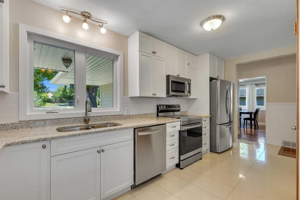 3324 Morley Crescent Nw, Calgary, AB - Indoor Photo Showing Kitchen With Double Sink With Upgraded Kitchen