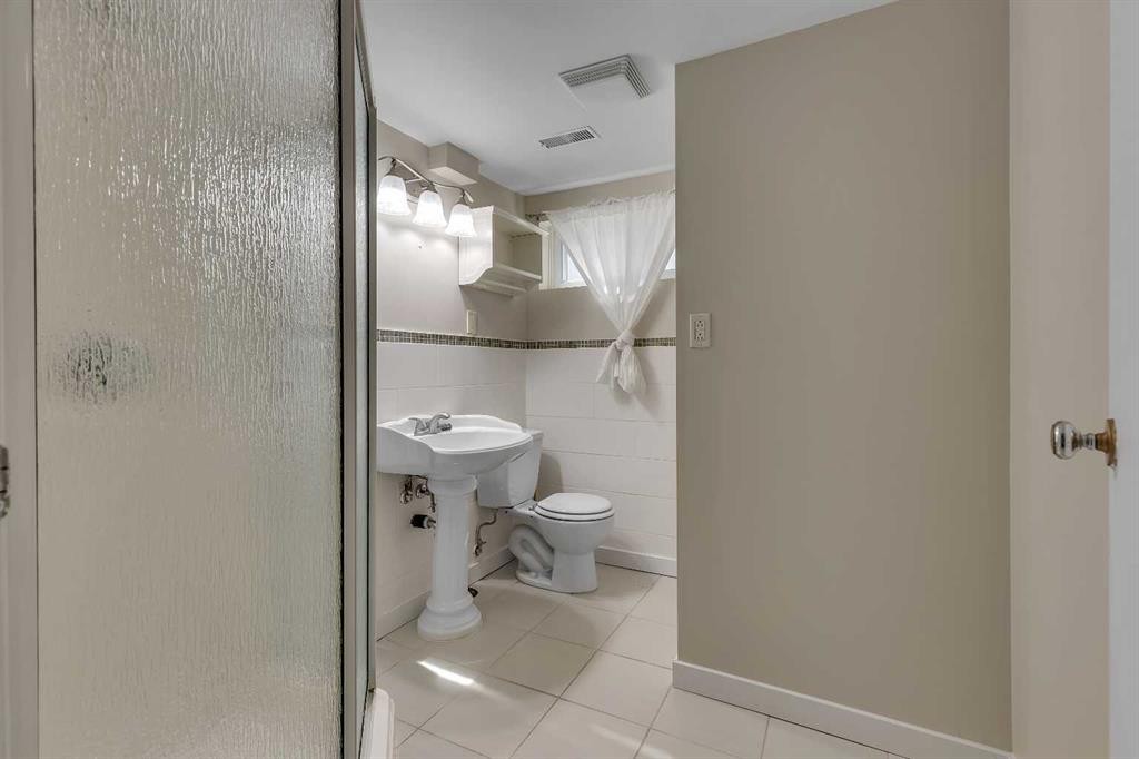 3324 Morley Crescent Nw, Calgary, AB - Indoor Photo Showing Bathroom