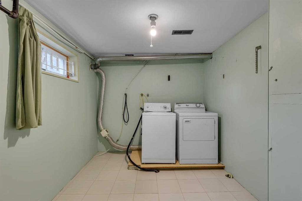 3324 Morley Crescent Nw, Calgary, AB - Indoor Photo Showing Laundry Room