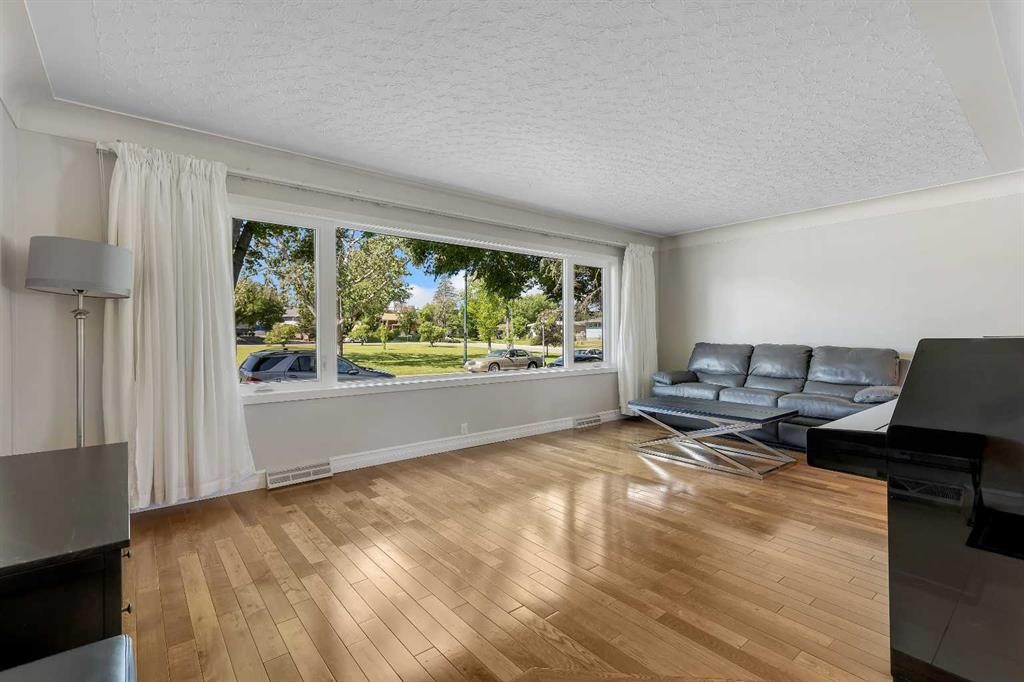 3324 Morley Crescent Nw, Calgary, AB - Indoor Photo Showing Living Room