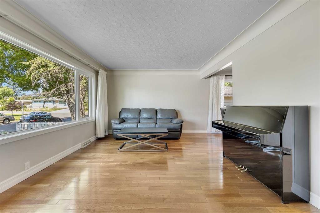 3324 Morley Crescent Nw, Calgary, AB - Indoor