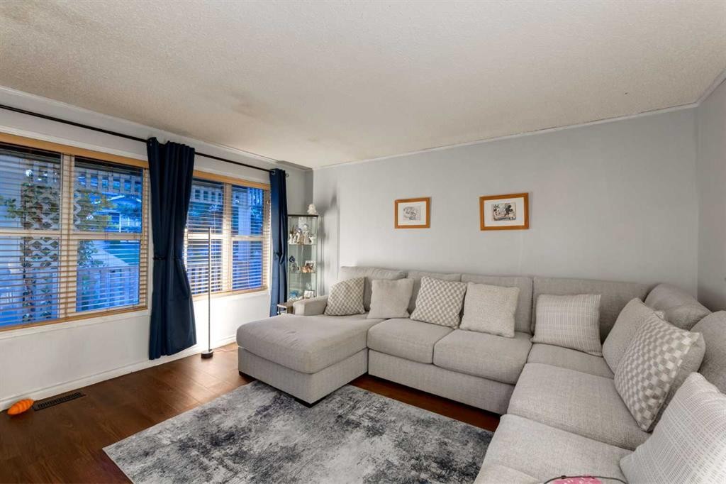 380 Shawcliffe Circle Sw, Calgary, AB