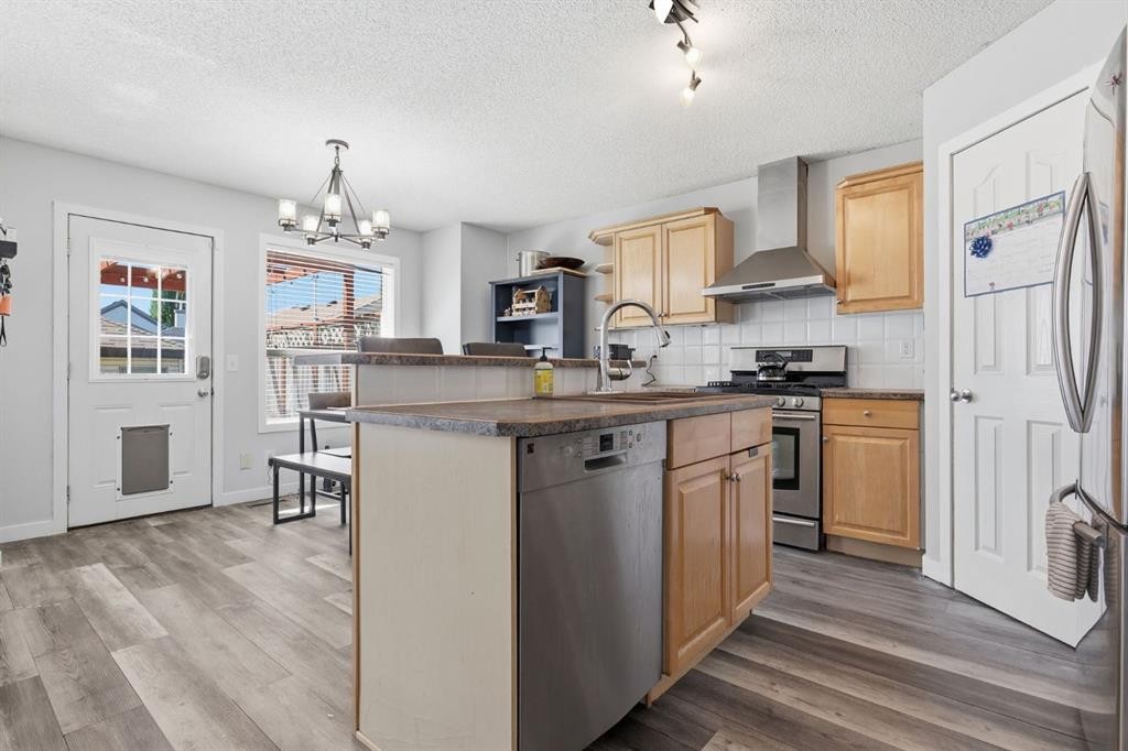 134 Prestwick Landing Se, Calgary, AB - Indoor Photo Showing Kitchen