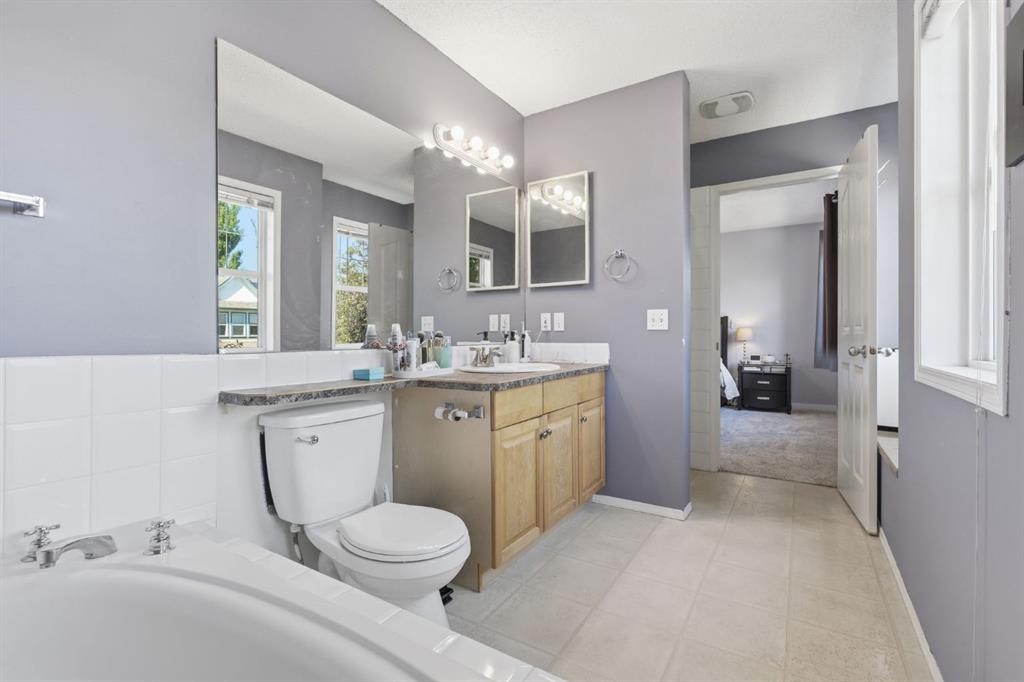 134 Prestwick Landing Se, Calgary, AB - Indoor Photo Showing Bathroom
